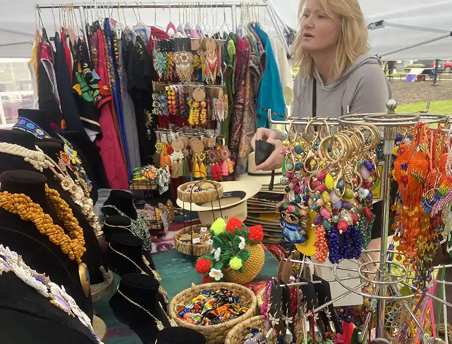 Vendor-Jewlery-900x686